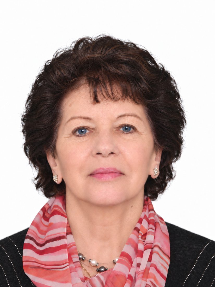 Passbild einer erwachsenen Frau vor weißem Hintergrund