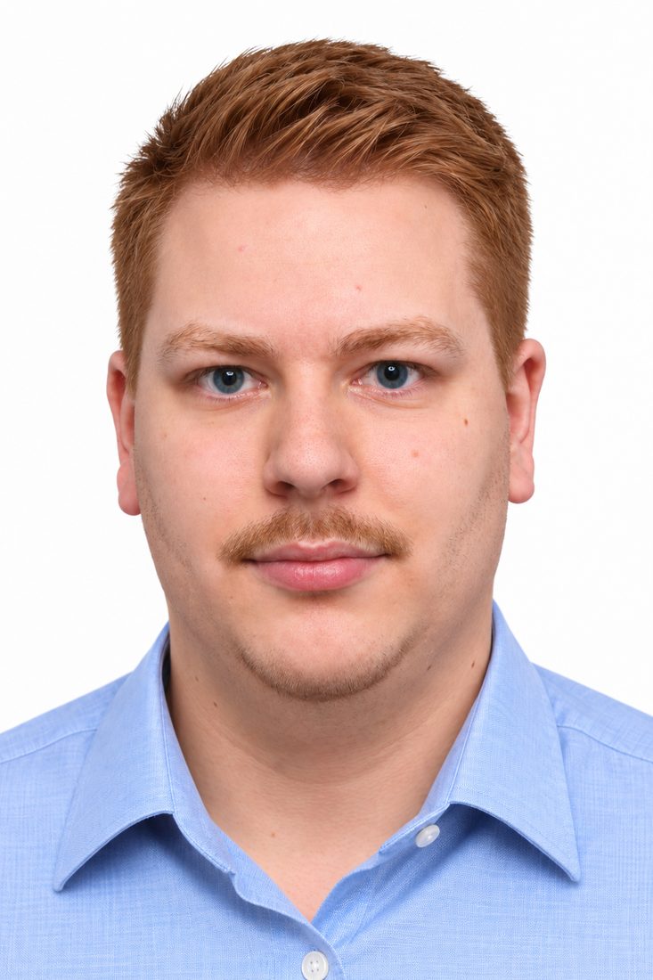 Passbild eines Mannes vor weißem Hintergrund